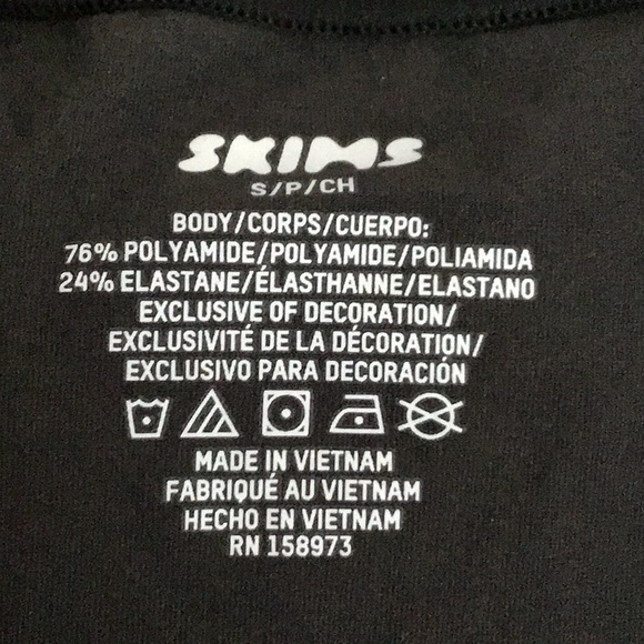 SKIMS Fits Everybody T-Shirt | Onyx - Picture 7 of 16